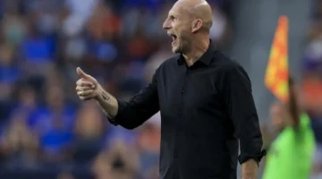 صفقة عالمية.. ياب ستام يحث مانشستر يونايتد على ضم نجم الكرة الأول حالياً